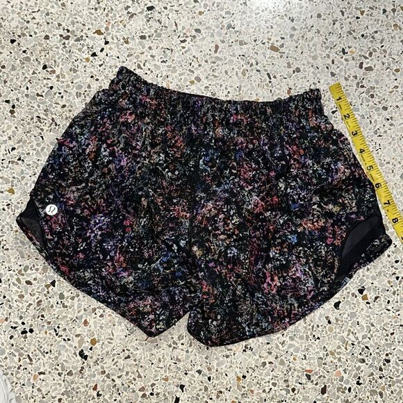EUC Lululemon hotty hot 4” short vitalize multi black 4 lined - Picture 7 of 9